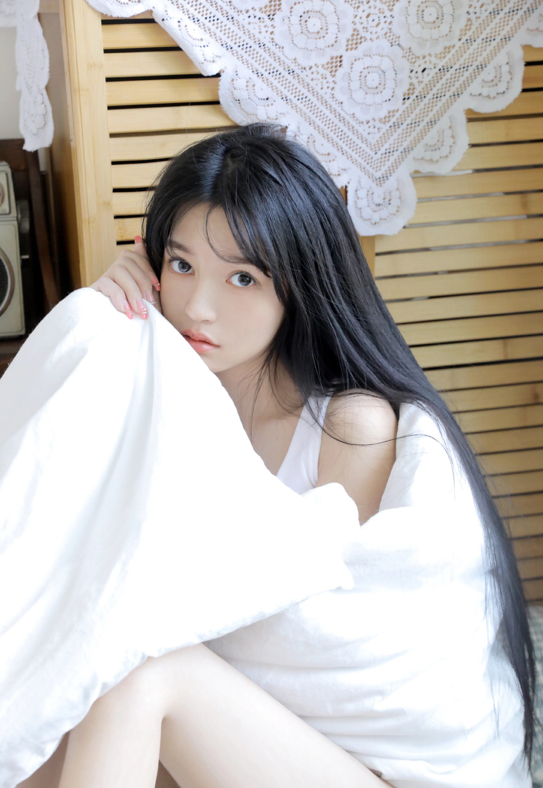 清纯美女躺姿写真：迷人的抒情姿态