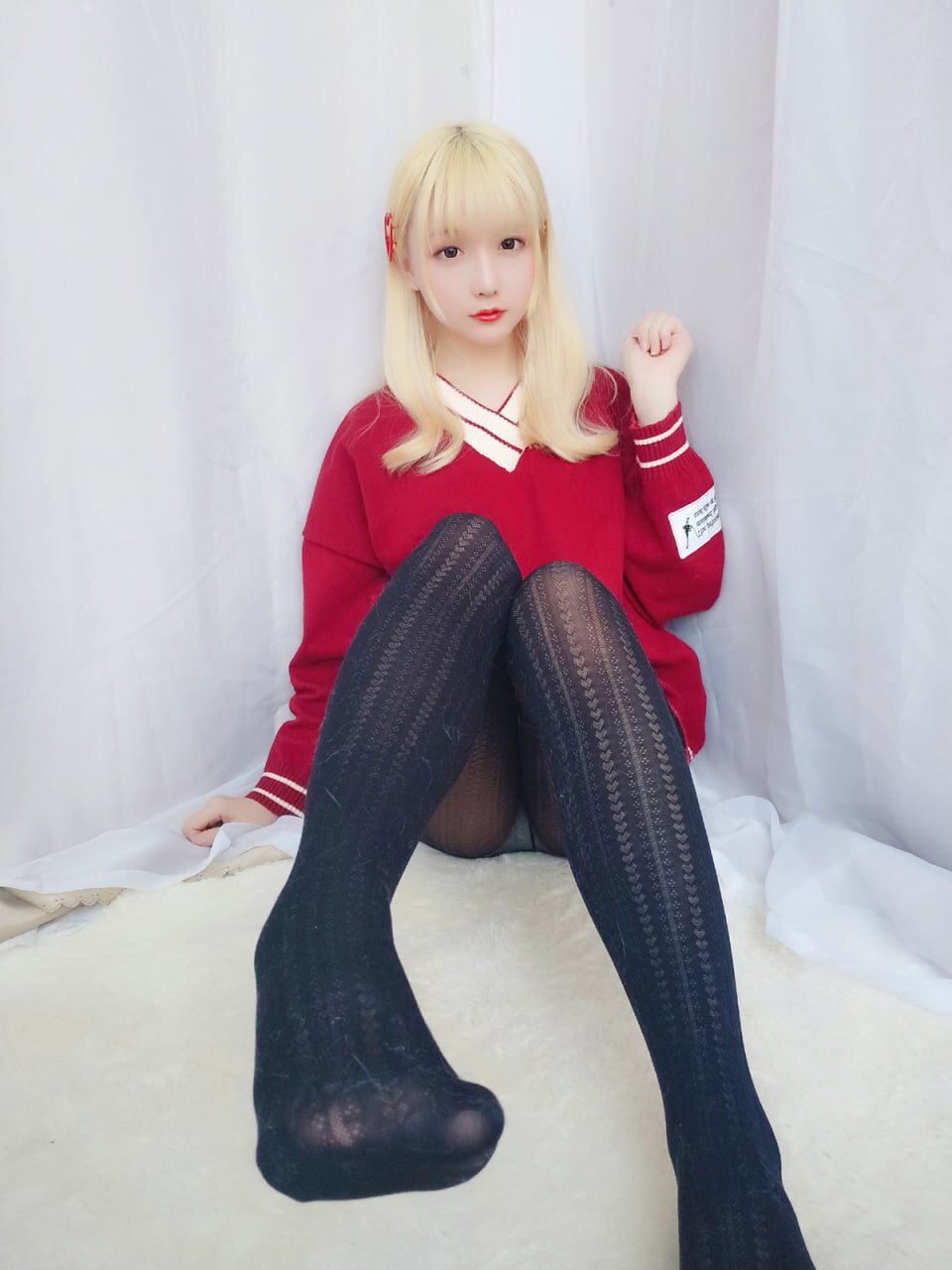 红毛衣、黑丝与黄头发：迷人美女的时尚风采