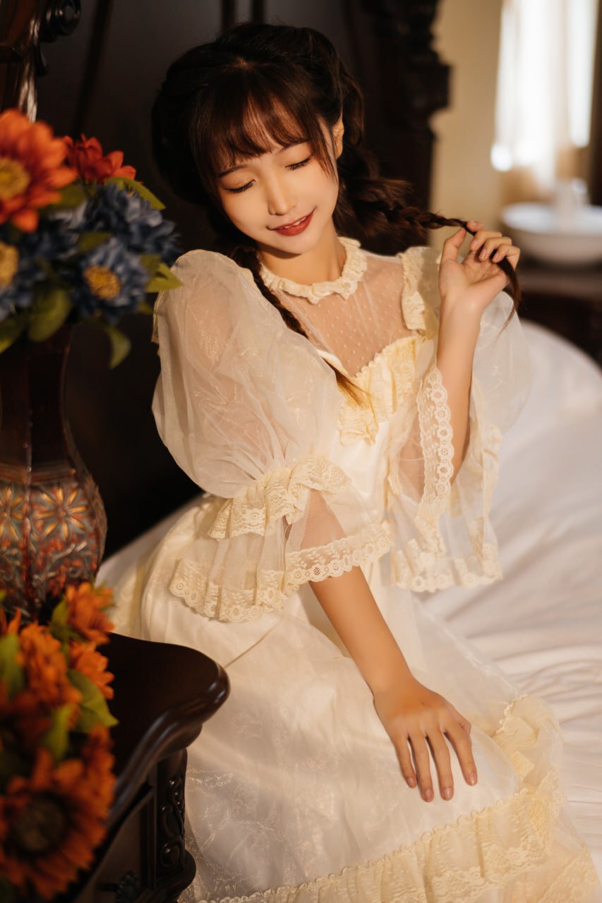 古风白裙美女：雅致与风情的相遇