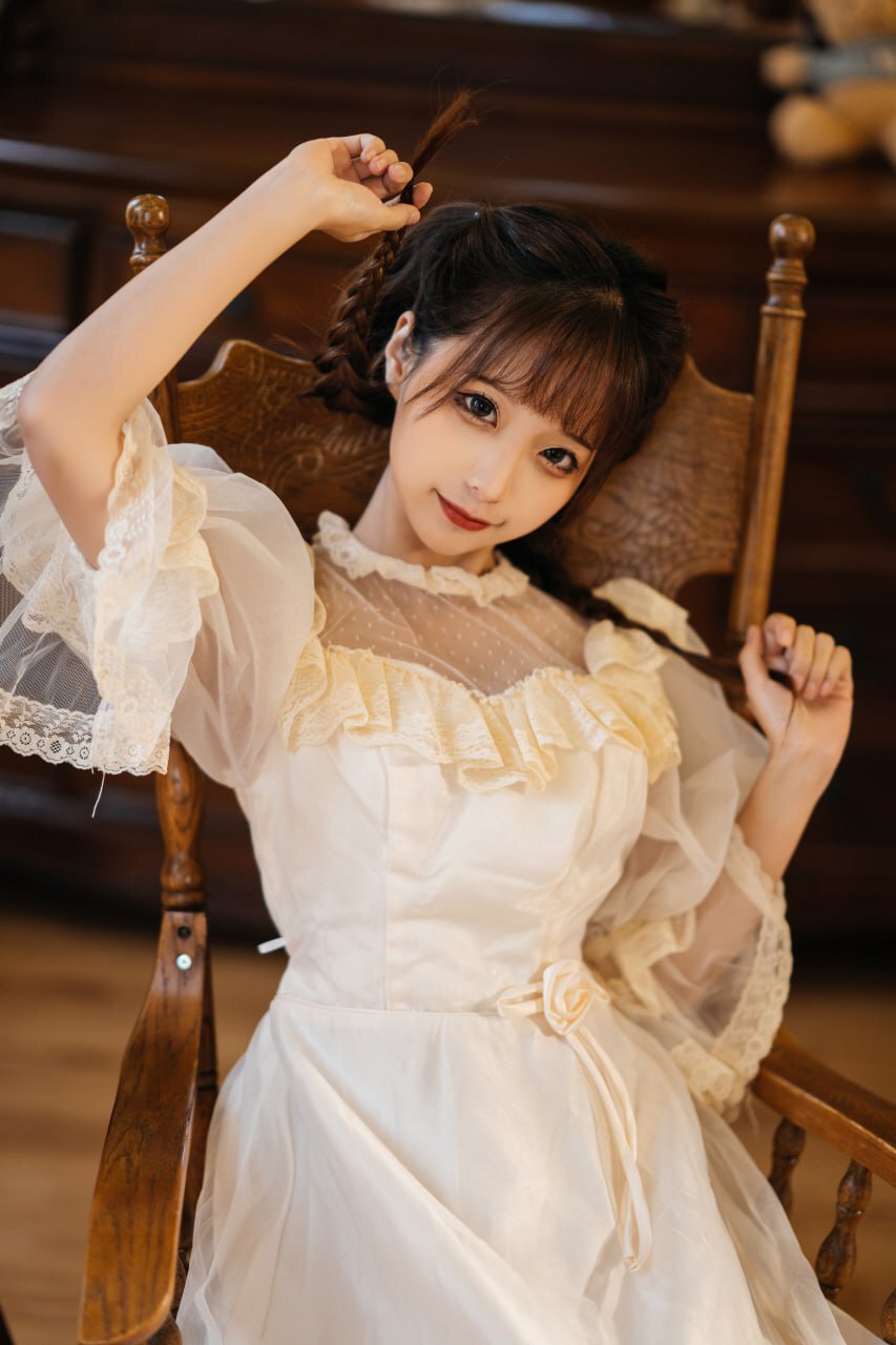 古风白裙美女：雅致与风情的相遇