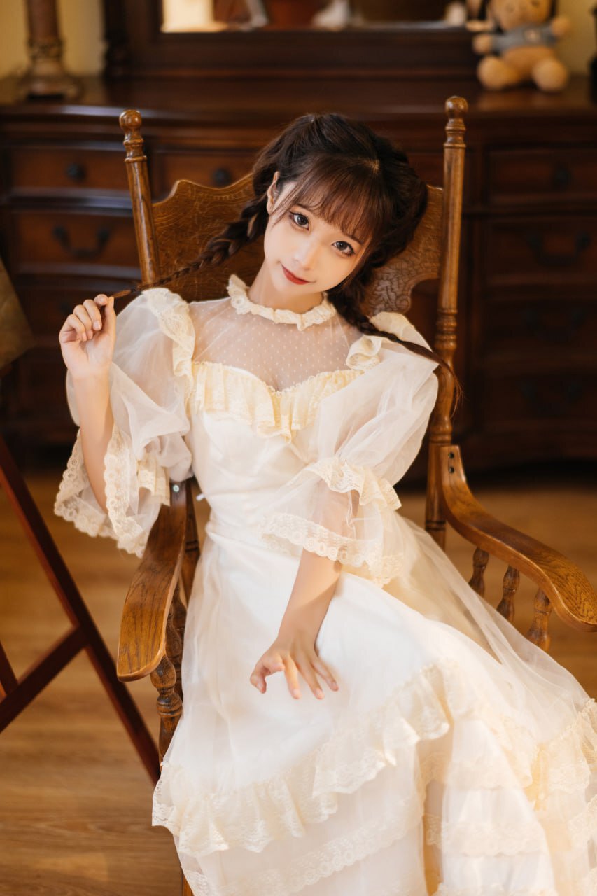 古风白裙美女：雅致与风情的相遇