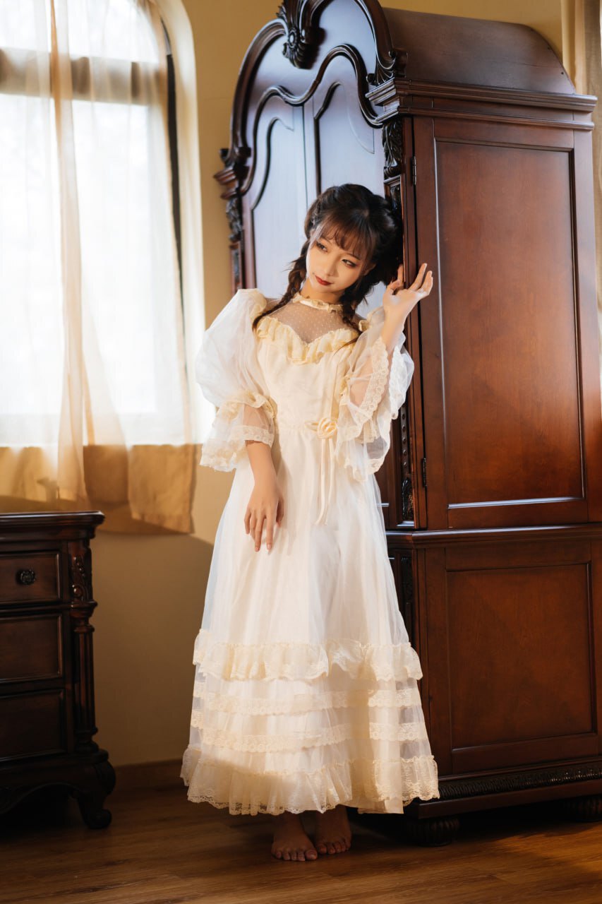 古风白裙美女：雅致与风情的相遇