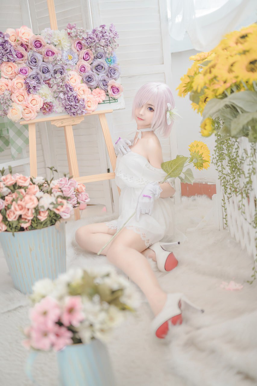 清新绝美：白衣白发的Cos美女