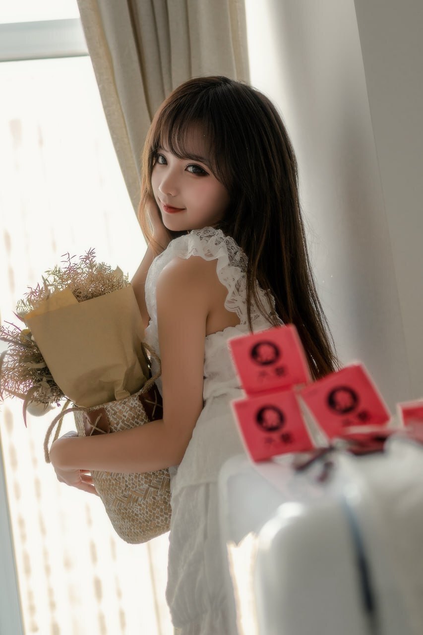 温柔花海：手捧鲜花的美丽姑娘