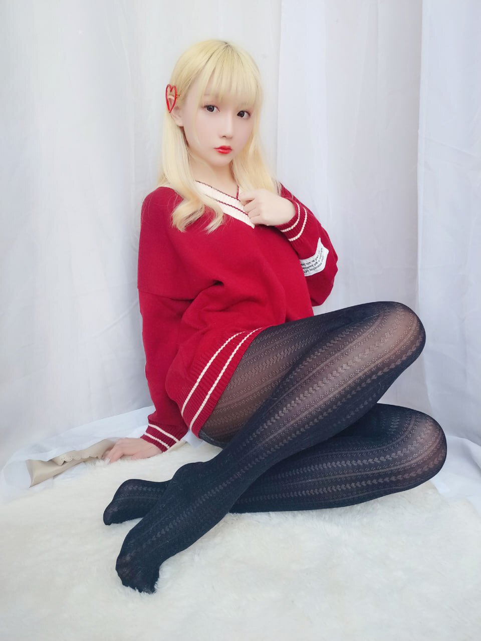 红毛衣、黑丝与黄头发：迷人美女的时尚风采