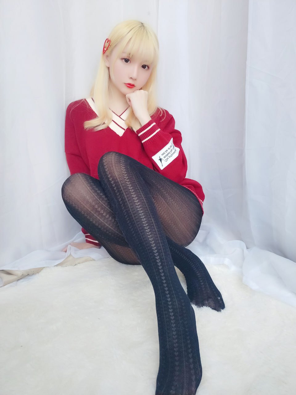 红毛衣、黑丝与黄头发：迷人美女的时尚风采