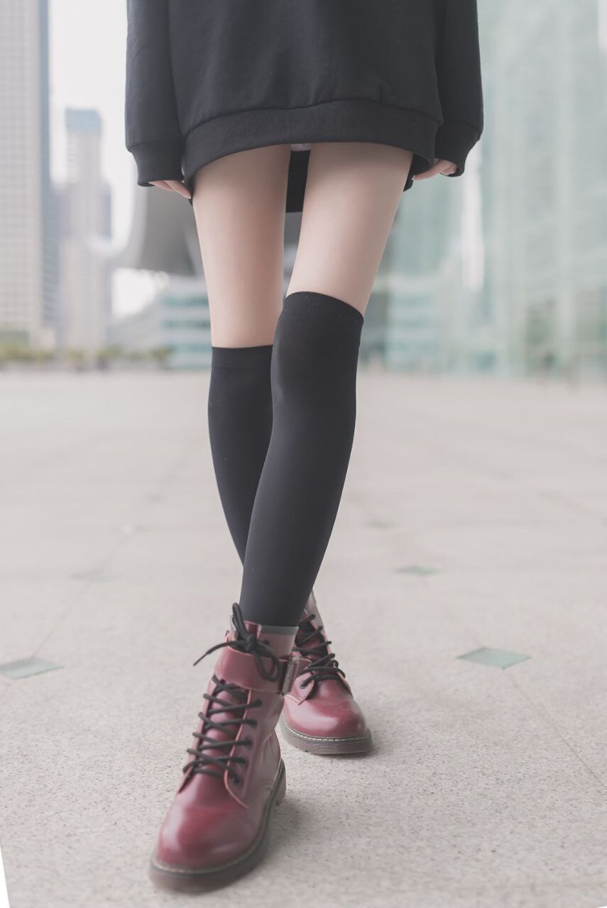 诱惑黑丝美腿系列：细腿尽显风情