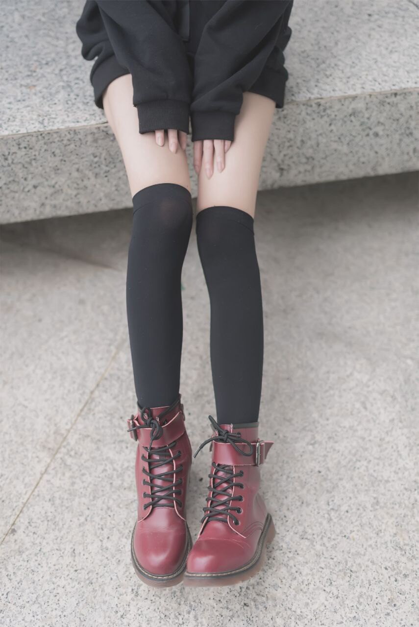 诱惑黑丝美腿系列：细腿尽显风情