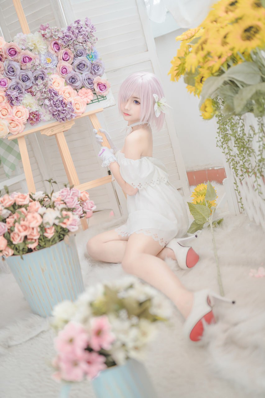 清新绝美：白衣白发的Cos美女