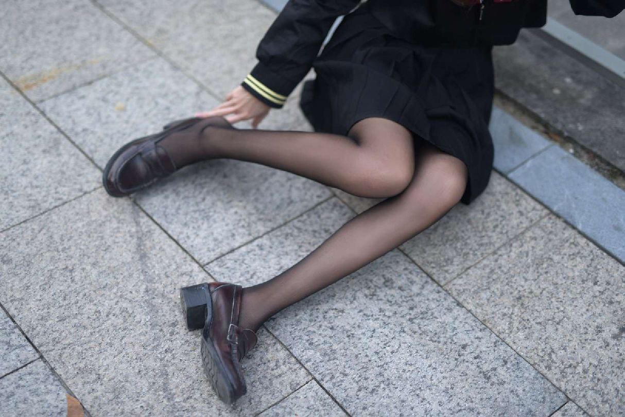 黑丝美腿魅力：时尚风情尽显