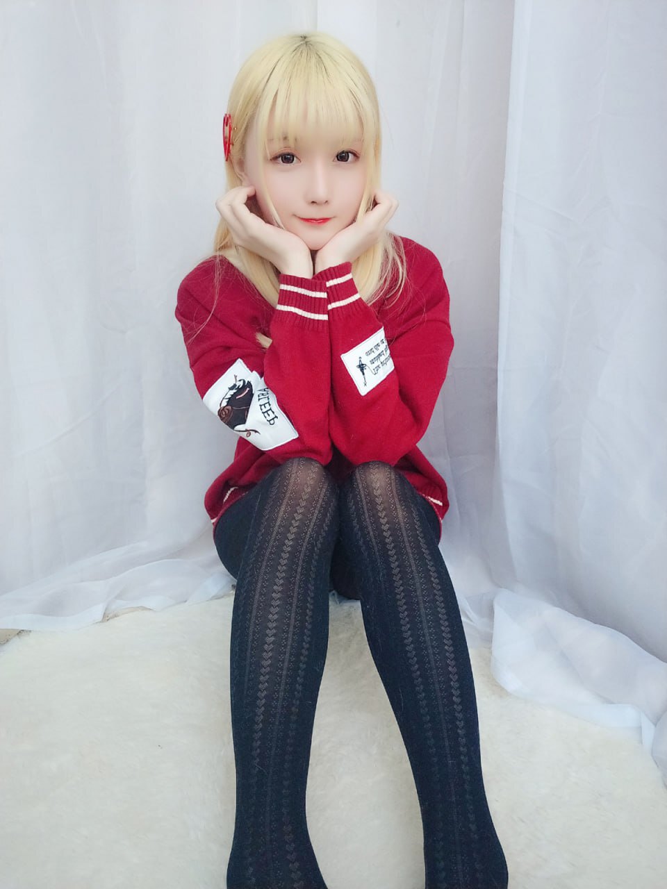 红毛衣、黑丝与黄头发：迷人美女的时尚风采