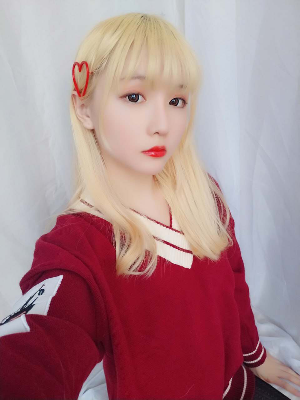 红毛衣、黑丝与黄头发：迷人美女的时尚风采