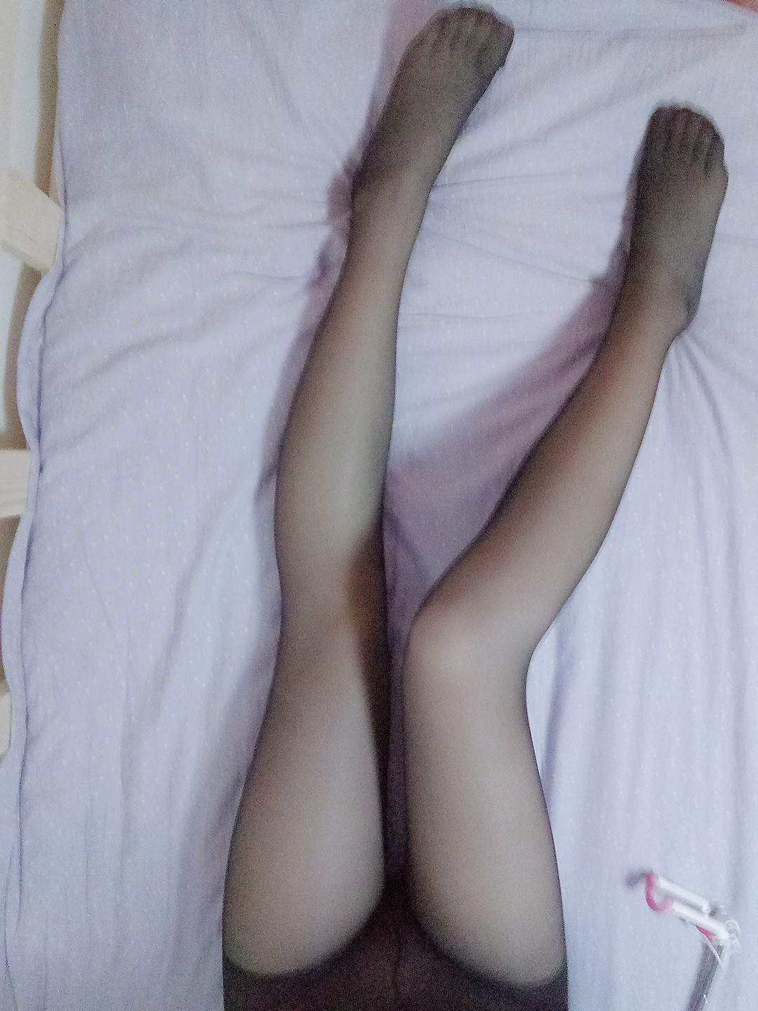 迷人黑丝魅力：细腿诱惑系列