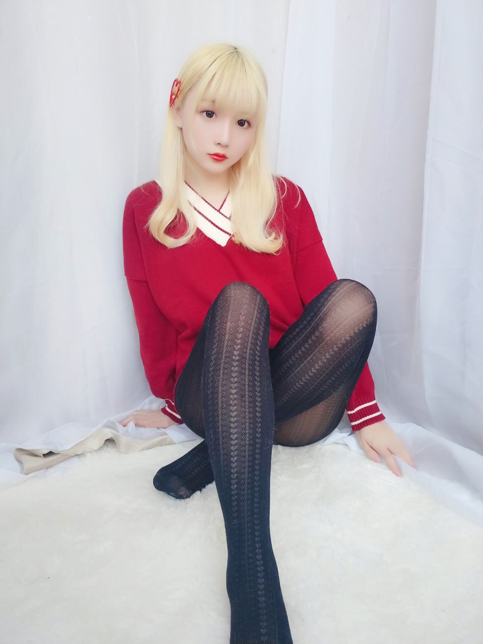 红毛衣、黑丝与黄头发：迷人美女的时尚风采