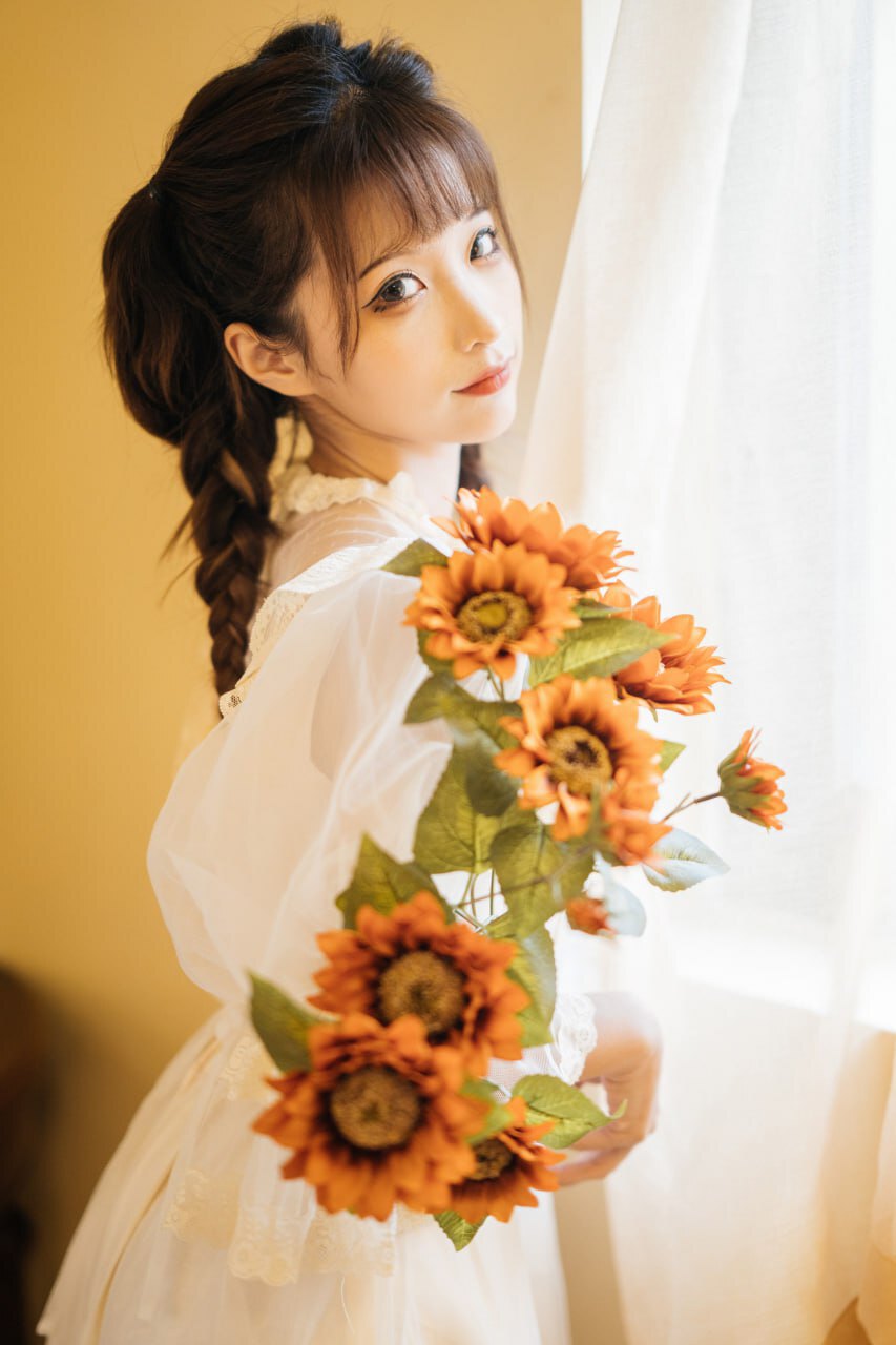 古风白裙美女：雅致与风情的相遇