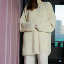 The clavicle is the serious Xodgz white silk series cashmere long v-neck sweater