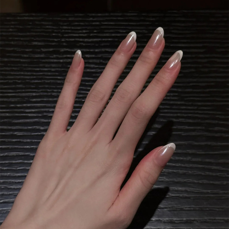 Hailey Style French Aurora Pink Press-On Nails, Short Style, Pure and Simple White Moonlight Nail Art, High-End Finished Product