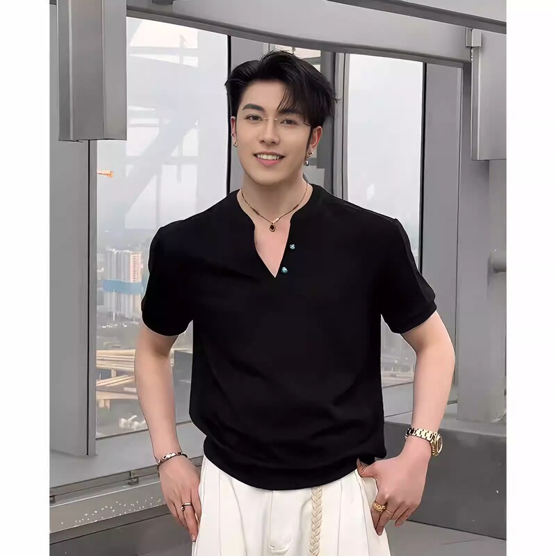 Korean Uamtor Men's Short-Sleeved Summer Black V-Neck Henley Shirt Trendy Brand Cool High-End T-Shirt with Wide Shoulders Half-Sleeve Korean Uamtor Men's Short-Sleeved Summer Black V-Neck Henley Shirt Trendy Brand Cool High-End T-Shirt with Wide Shoulders Half-Sleeve
