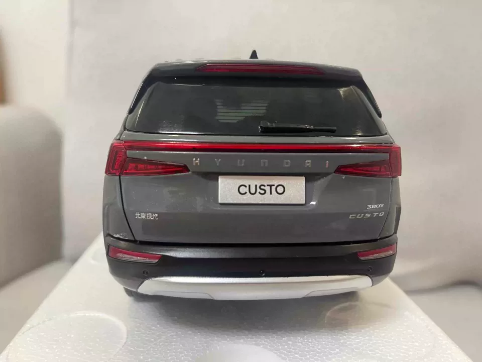 Современная реалистичная модель автомобиля, 2022 год, масштаб 1:18