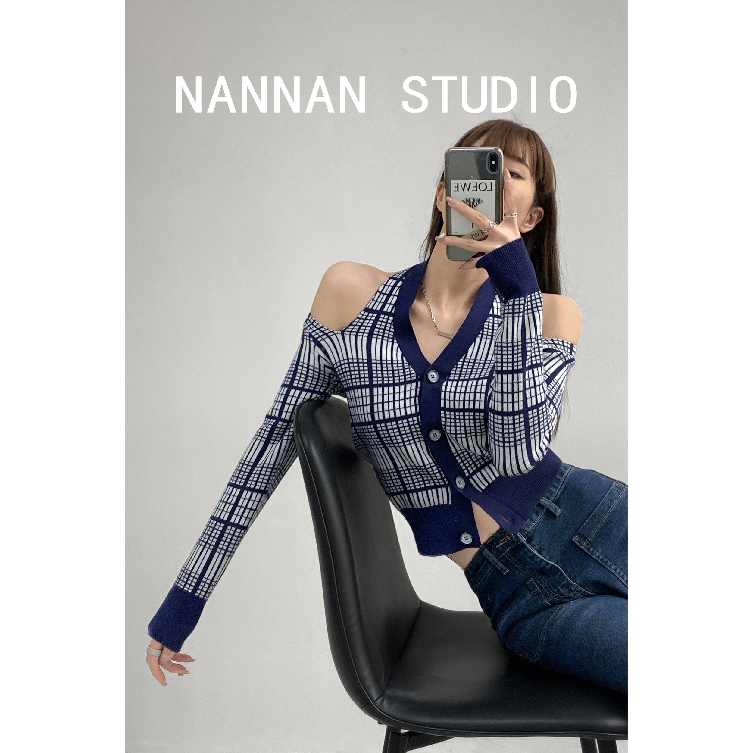 Golden Zhini Tongan Exposed Shoulder Hot Girl Superior Plaid Knit Cardiovert Woman Hanging neck V collar single row Buttoned With the Umbilical Jacket Tide