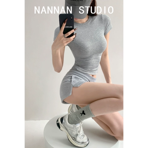 Летняя базовая футболка с коротким рукавом, облегающий крой, в обтяжку