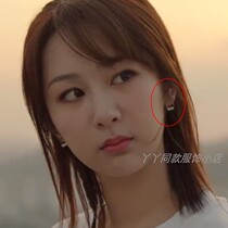 For the rest of the day please refer to the teaching of Yang Zilins school with the same Earrings earrings gold and small square ear decoration female new