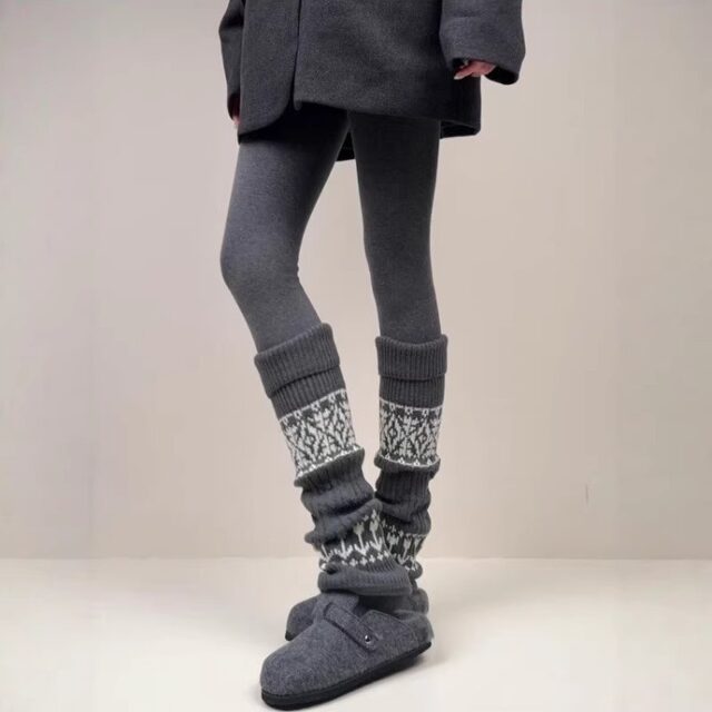 Wear Barn style! I love layering! In winter, gray is the way to go. A retro girl with an autumn and winter atmosphere can wear it!