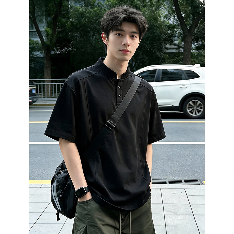 Black Heavyweight Henley Collar Short-Sleeve Men's Summer T-Shirt with a Relaxed Fit, American-Style High-End Look, Cool and Stylish Cut Black Heavyweight Henley Collar Short-Sleeve Men's Summer T-Shirt with a Relaxed Fit, American-Style High-End Look, Cool and Stylish Cut