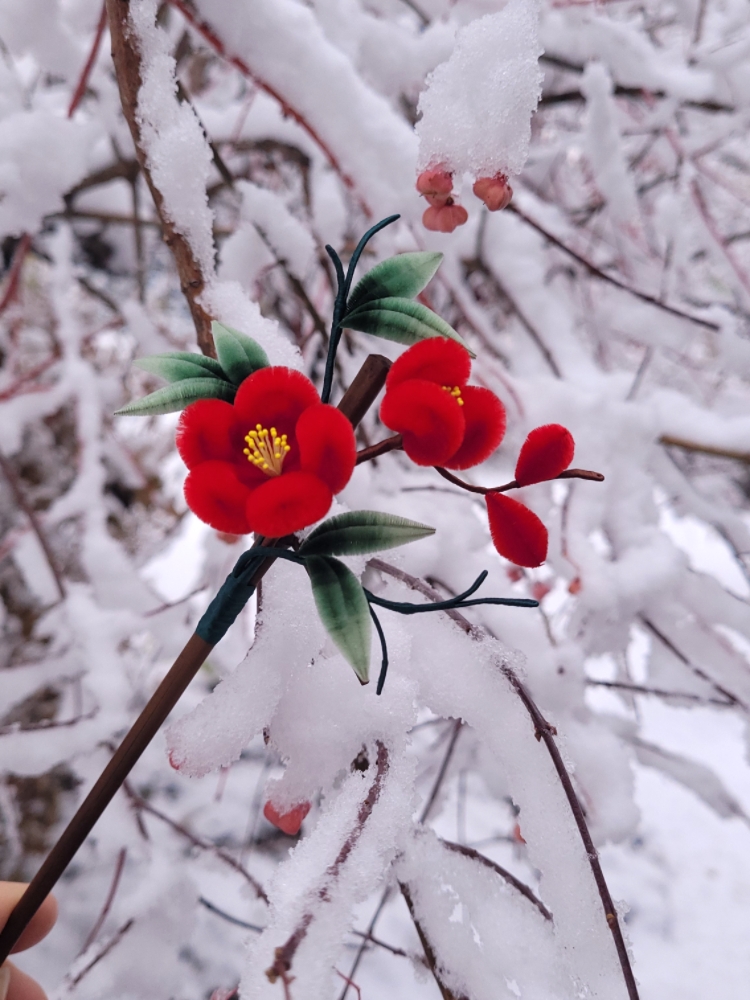 七色微光中的传统美学：桂花胸针与旗袍的优雅邂逅