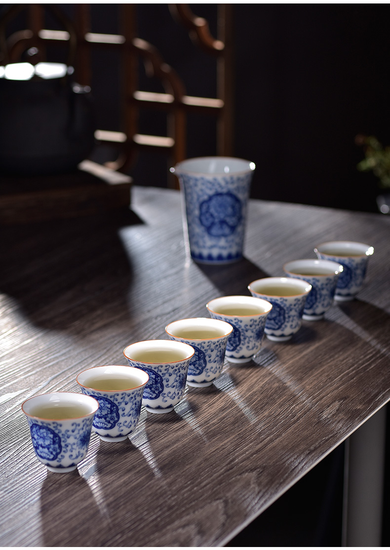 Jingdezhen blue and white porcelain tea sets of high - grade ceramic cups lid bowl of kung fu tea whole household gift box