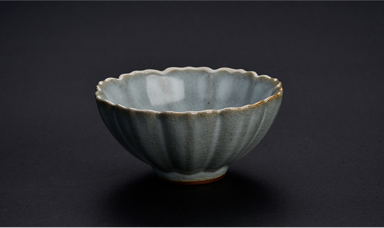 Ancient sheng up new name plum petals your porcelain tenderness CPU master cup single cup which can keep your up jingdezhen kung fu