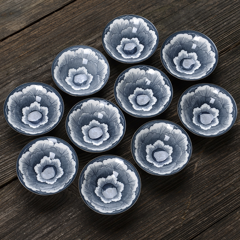 Master kung fu small tea cups of blue and white porcelain ceramic tea cup perfectly playable cup, a single sample tea cup lamp bowl is built