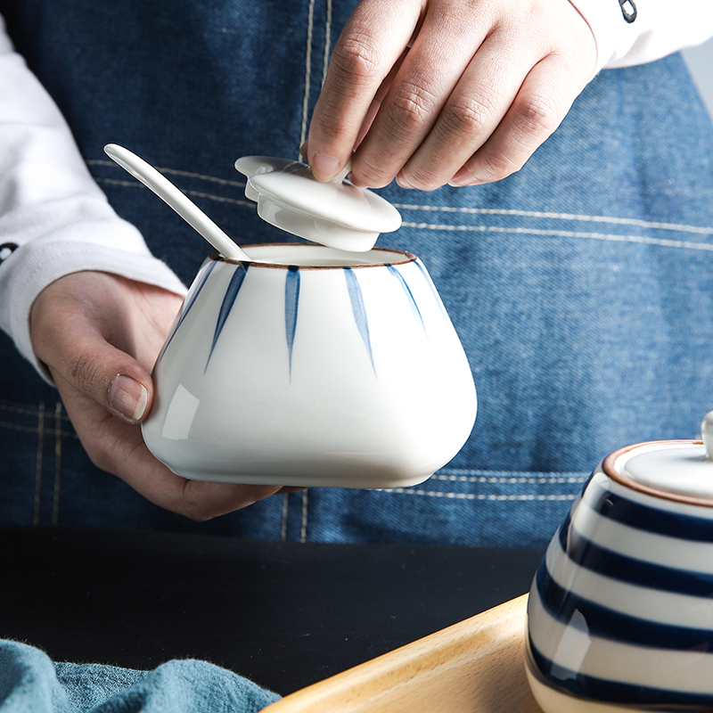 Shed in blue and white porcelain Japanese flavor seasoning box of household salt pot seasoning box seasoning bottles with a spoon, seasoning box