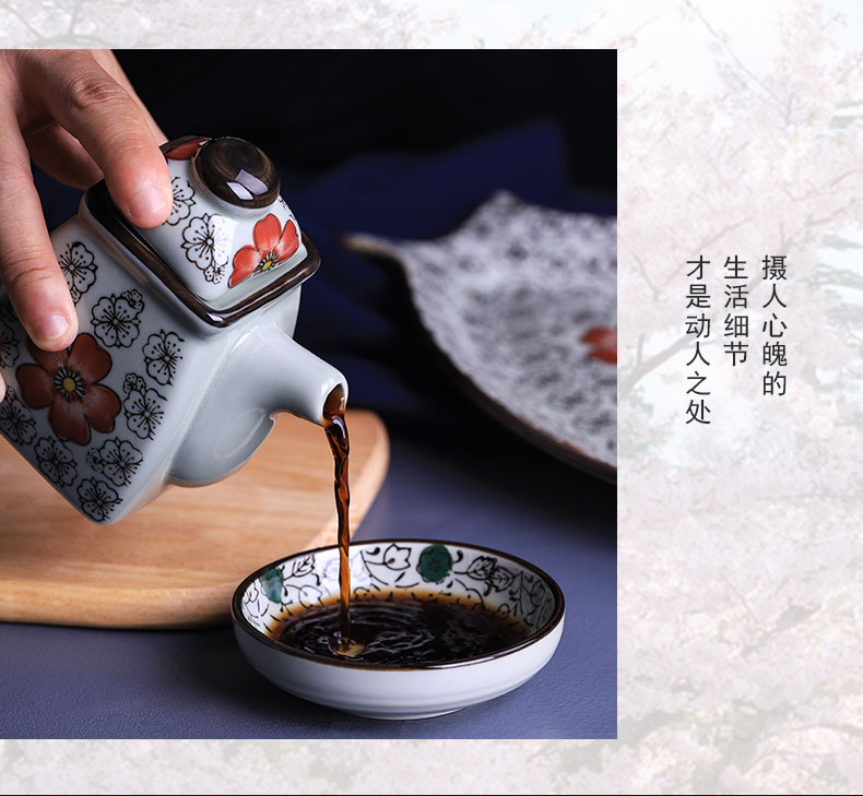 A Japanese ceramic oil pot with cover oil bottle kitchen seasoning bottle of soy sauce pot vinegar pot seasoning bottle