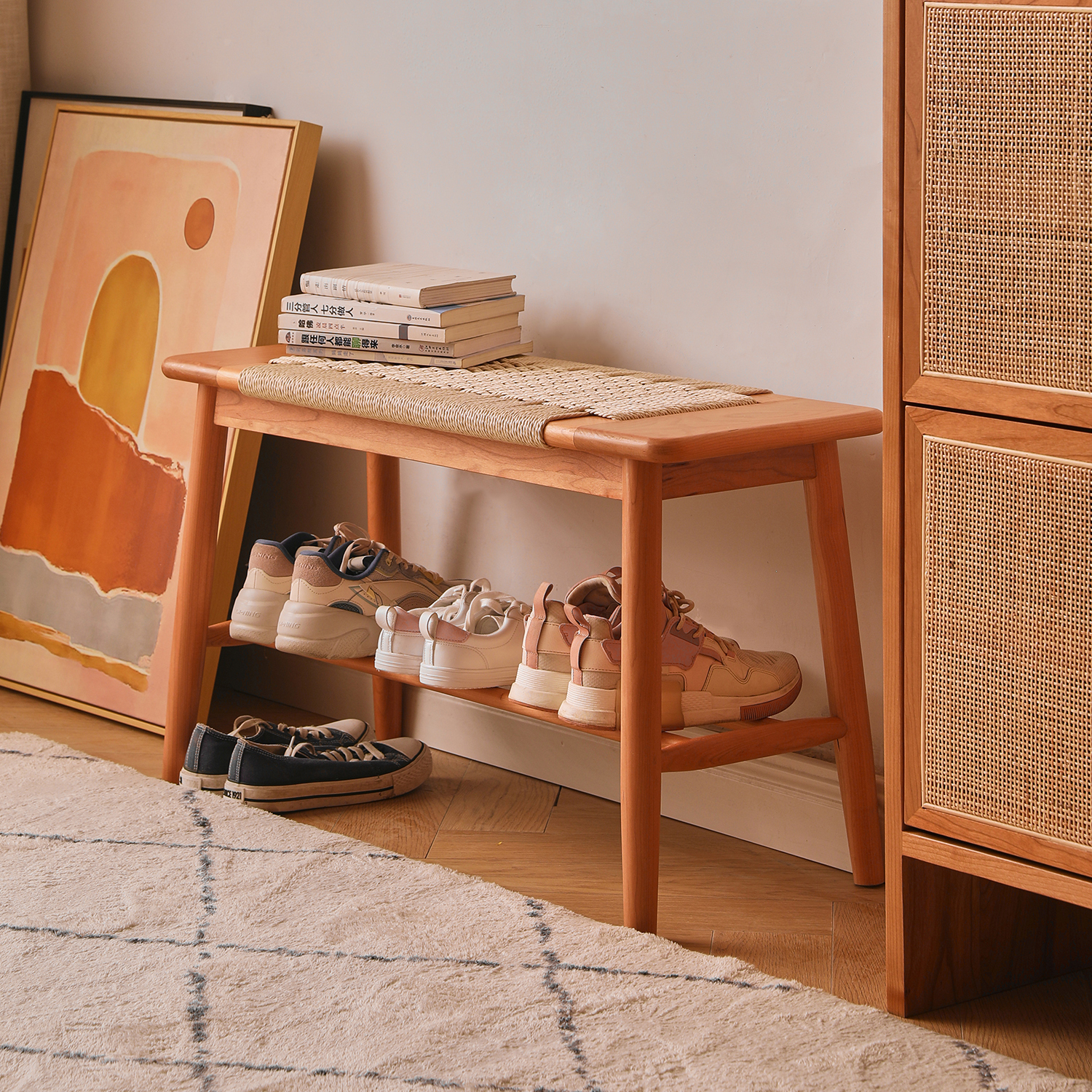 实木衣帽架:现代家居的实用美学伴侣