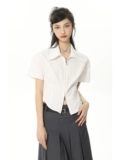 Белая небольшая дизайнерская рубашка с молнией, расширенный короткий жакет, тренд сезона, изысканный стиль, по фигуре