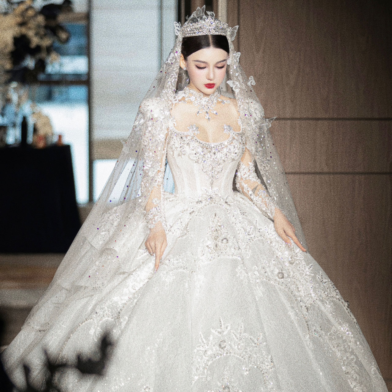 French white long -sleeved wedding dress 2024 new bride lace heavy worker luxurious high -end texture big drag main gauze female French white long -sleeved wedding dress 2024 new bride lace heavy worker luxurious high -end texture big drag main gauze female