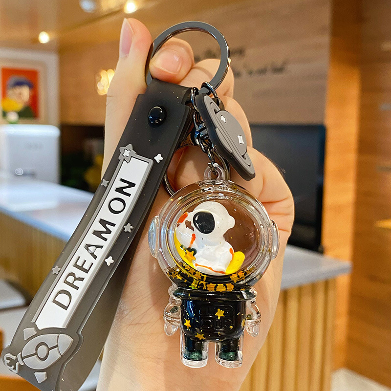 Tiktok Influencer-Style Astronaut Car Keychain for Men, Exquisite Women's Pendant, Couple's Bag Accessory