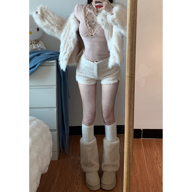American Retro Low-Waisted White Plush Shorts for Women, New Autumn and Winter Style, Hot Girl Furry Slim-Fit Boot Shorts, Lamb Wool Pants American Retro Low-Waisted White Plush Shorts for Women, New Autumn and Winter Style, Hot Girl Furry Slim-Fit Boot Shorts, Lamb Wool Pants