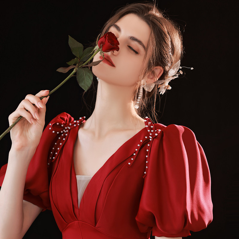 Toast The bride is usually able to wear autumn and winter wine red color wedding engagement back door satin evening gown princess bubble sleeves