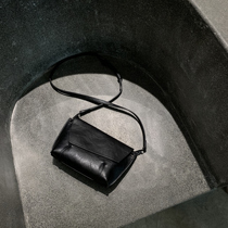 Attitude 2021 Spring and Summer Advanced Sense Dark Wind Vintage Black Leather Sslung Bag Mens Bags Bags Bags