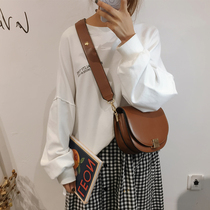 New small bag women 2018 new retro semi-round saddle bag chic fashion wide shoulder strap shoulder shoulder bag