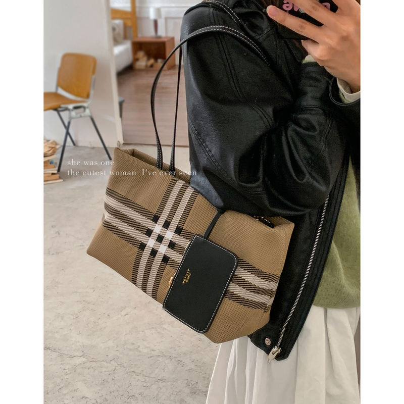 Retro British Casual Tote Bag for Women, Large-Capacity Plaid High-End Hand-Held Shoulder Bag, Commuter Bag, Plaid Bag Retro British Casual Tote Bag for Women, Large-Capacity Plaid High-End Hand-Held Shoulder Bag, Commuter Bag, Plaid Bag