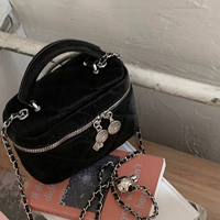 Большой, черный