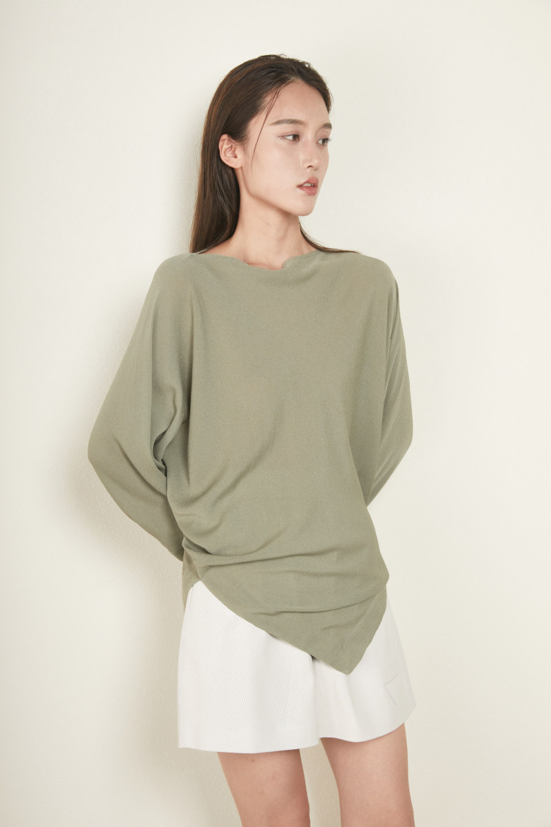 Succinct power sensation Supertemperament Strong Twisted Ghost crepe True Silk irregular I Shoulder Autumn Niche Shirt Woman 