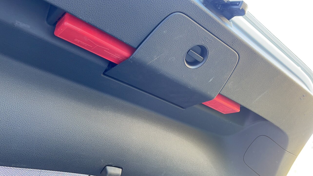 товар из китая 一汽大众原装 三角警示牌 QUGF JKRM