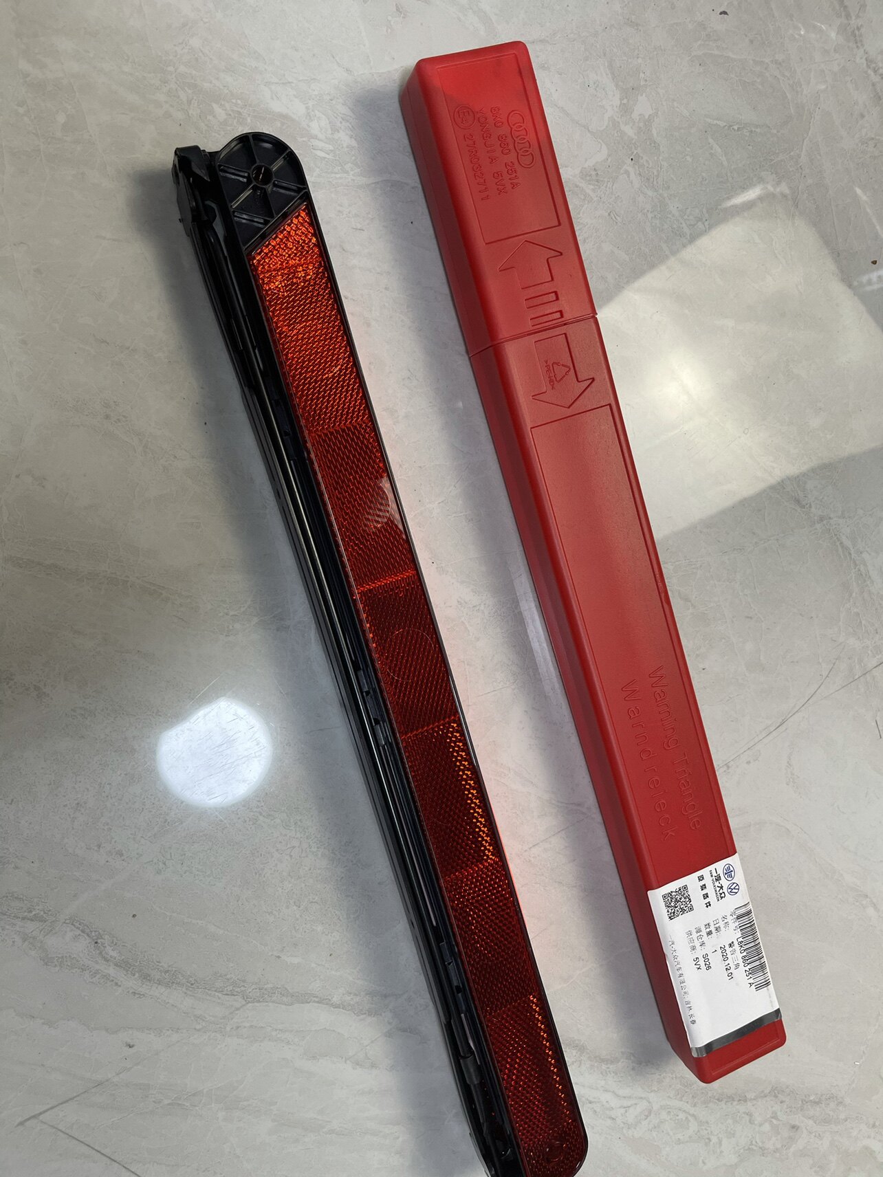 товар из китая 一汽大众原装 三角警示牌 QUGF JKRM