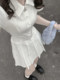 Vestido blanco de cuello de polo francés para mujeres a principios del verano 2025 Pequeña falda corta de la cintura A de gama alta de alta gama