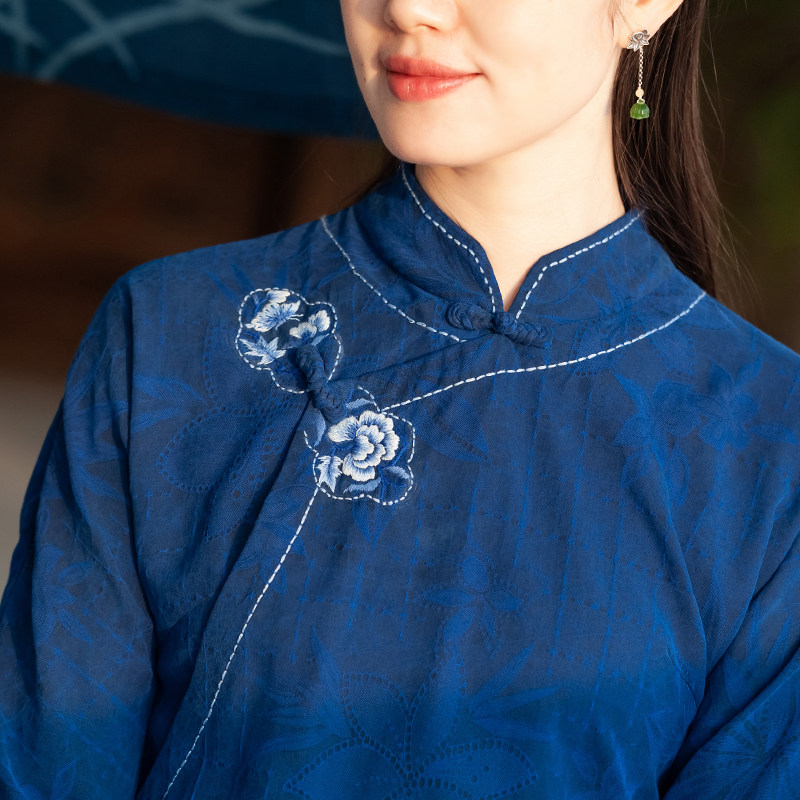 Lanflap (flow-to-spring water) true silk-spun balsamic cloud yarn qipao retro Chinese wind embroidered flower robes