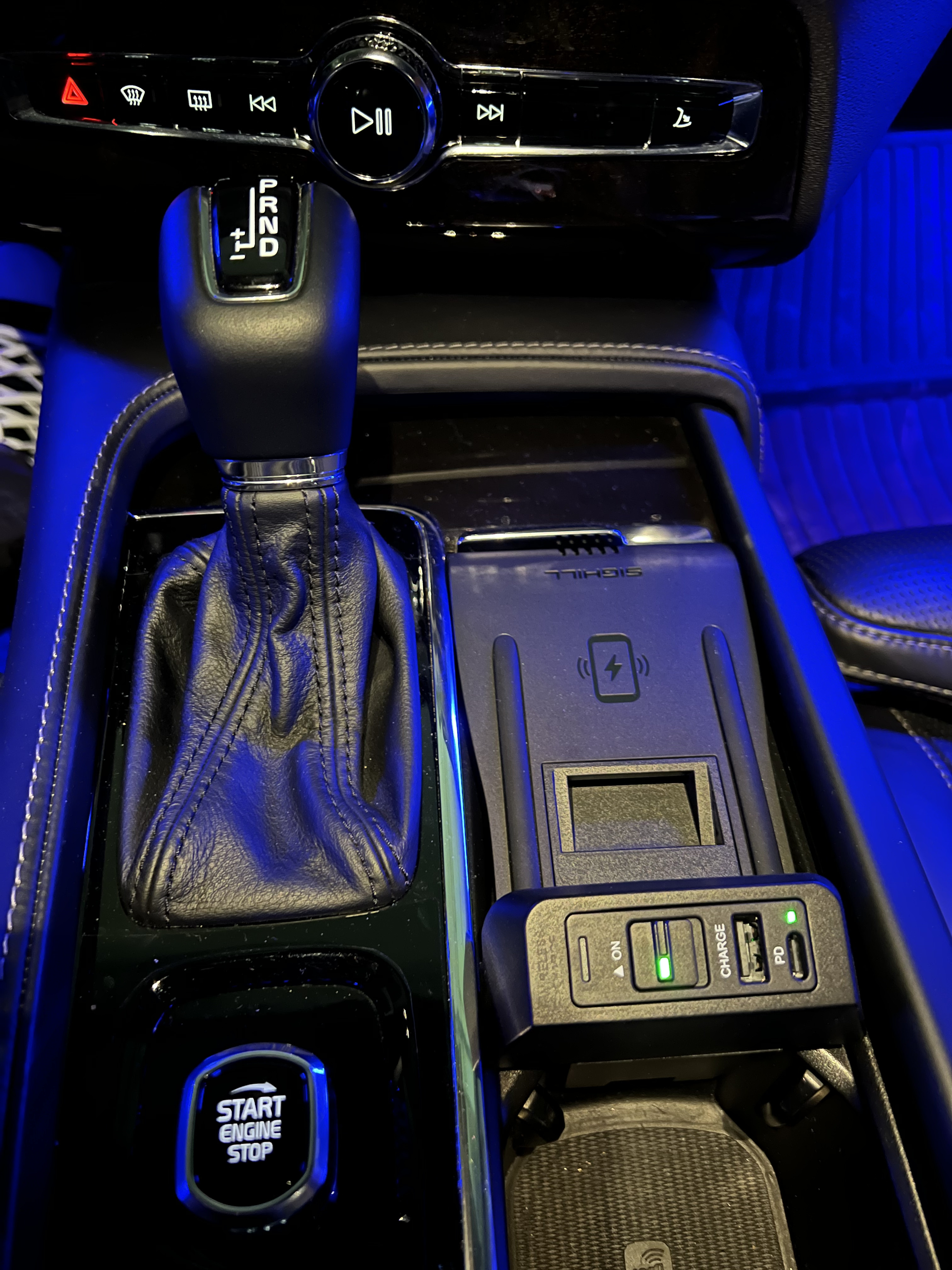 Volvo new S60V60XC60S90V90XC90 dedicated on-board wireless charger original plant style design